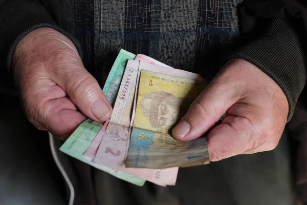 Ukraynalı emeklinin elinde Hryvnia parası var