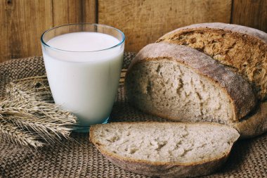 Ekmek ve süt. Basit köy yemekleri..