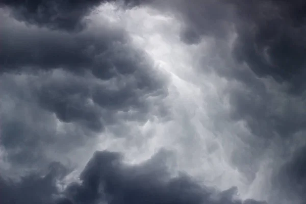 Kasvetli Gri Bulutlar Fırtınanın Arifesinde — Stok fotoğraf