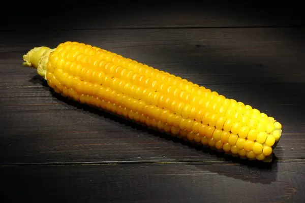 Цицьки Жовтого Вареної Кукурудзи Темному Фоні — стокове фото