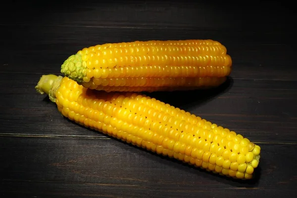 Цицьки Жовтого Вареної Кукурудзи Темному Фоні — стокове фото