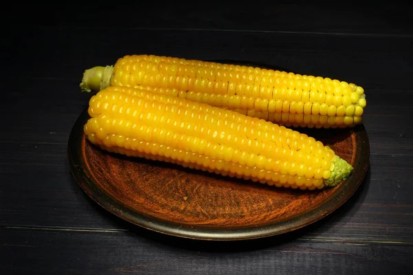 Chuletas Maíz Cocido Amarillo Sobre Fondo Oscuro —  Fotos de Stock