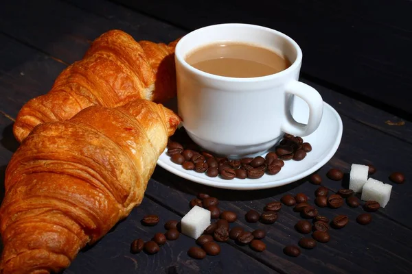 Cappuccino Einer Tasse Und Croissant Beliebtes Frühstück — Stockfoto