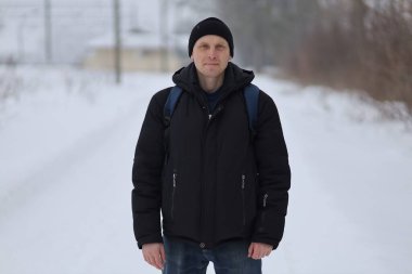 Kışın yakışıklı bir adamın portresi..