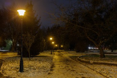 Kış ve gece şehir parkı