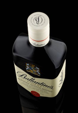 LVIV, UKRAINE - 11 Haziran 2021: ballantines Scotch viski