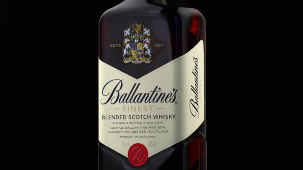 Lviv Ukraine Juni 2021 Ballantines Scotch Whiskey — Stockvideo