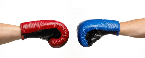 Mavi ve kırmızı boks eldivenleri. Yüzleşme ve düello. Savaş ve savaş..