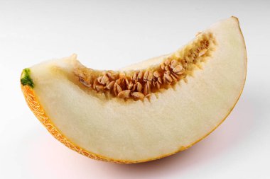 Beyaz arkaplanda bir kavun parçası