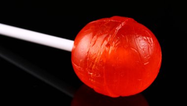 Siyah arkaplanda kırmızı şeker