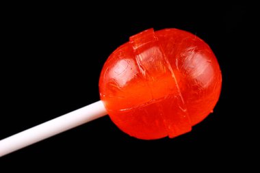 Siyah arkaplanda kırmızı şeker