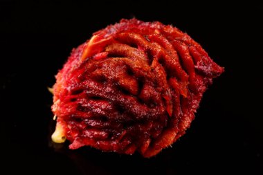 Koyu arkaplanda şeftali taşı