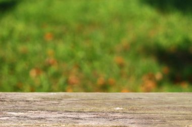 Karatahta ve güzel yeşil bokeh