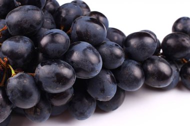 Beyaz arka planda siyah Moldova üzümü çeşitliliği
