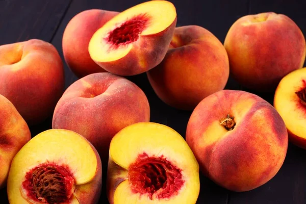 Many Peaches Cut Whole Close — Stock Photo, Image