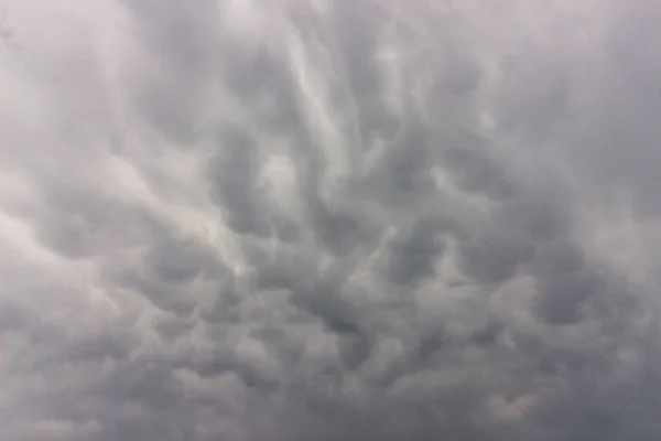 Gökyüzünde Gri Sıradışı Bulutlar — Stok fotoğraf
