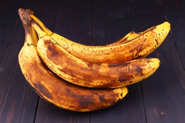 Bananes Pourries Sur Fond Sombre Gros Plan — Photo