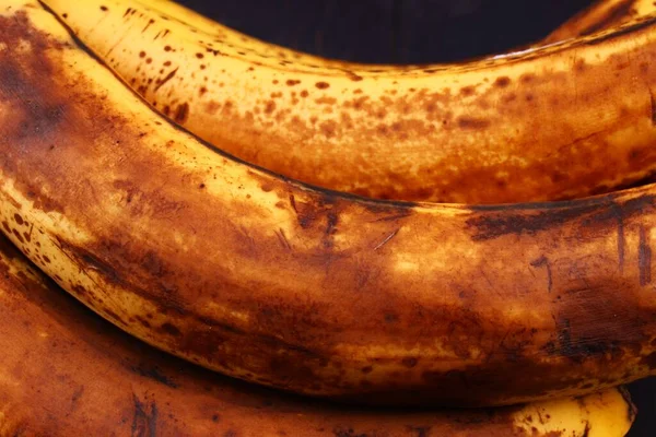 Bananes Pourries Sur Fond Sombre Gros Plan — Photo