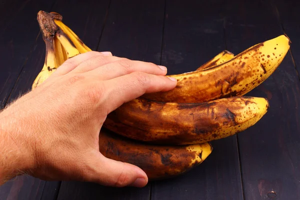 Bananes Pourries Sur Fond Sombre Gros Plan — Photo