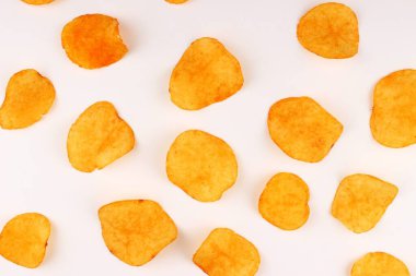 Beyaz arkaplanda patates cipsi