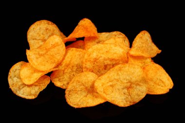 Siyah arkaplanda patates cipsi