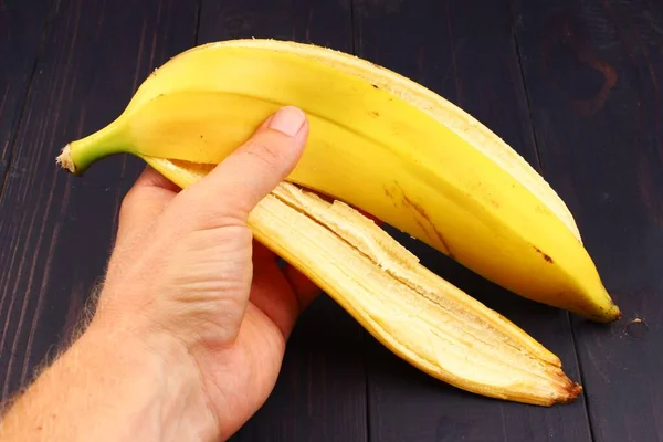 Casca Banana Mão Close — Fotografia de Stock