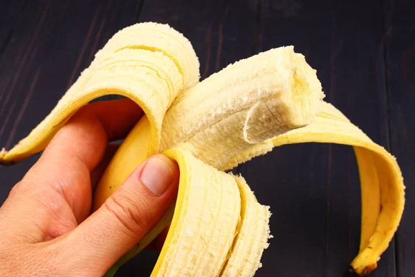 Mordu Banane Main Gros Plan — Photo