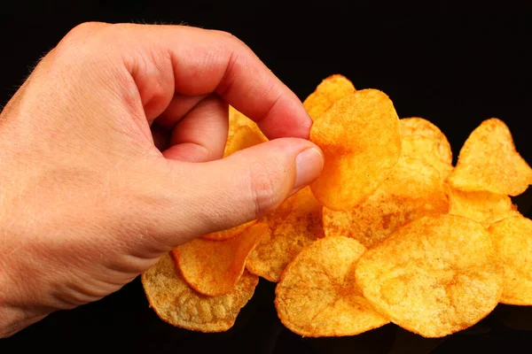 Aardappel Chips Een Zwarte Achtergrond — Stockfoto