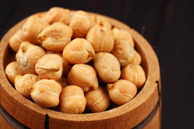 Fıçıdaki nohutlar karanlık bir arka planda