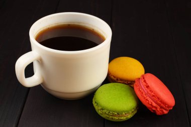 Siyah arkaplanda kahve ve makarna.