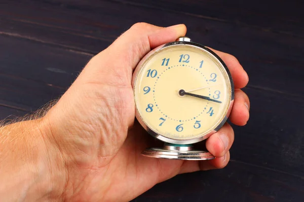 Reloj Despertador Mano Humana Sobre Fondo Oscuro — Foto de Stock