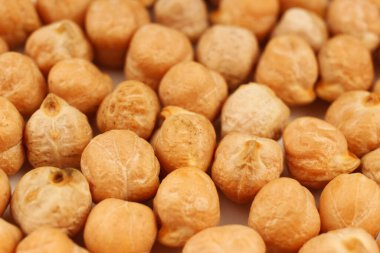 Beyaz arkaplanda birkaç nohut