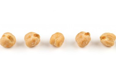 Beyaz arkaplanda birkaç nohut