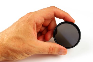 Beyaz arkaplan üzerindeki polarize filtre