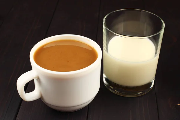 Tasse Kaffee Mit Milch Auf Dunklem Hintergrund — Stockfoto