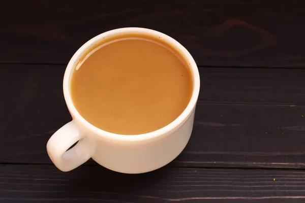 Tasse Kaffee Mit Milch Auf Dunklem Hintergrund — Stockfoto