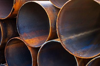 Metal büyük borular kapanıyor.