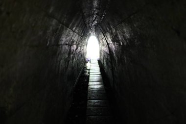 Tünelin sonundaki ışık. Geçidi daralt ve çık.