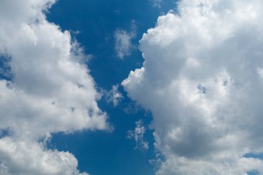 Mavi gökyüzünde beyaz kümülüs bulutları