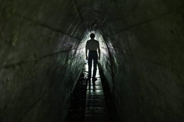 Tünelin sonundaki ışık. Dar geçit ve insan.