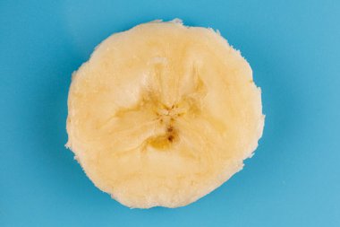 Mavi arka planda dilimlenmiş muz parçaları..