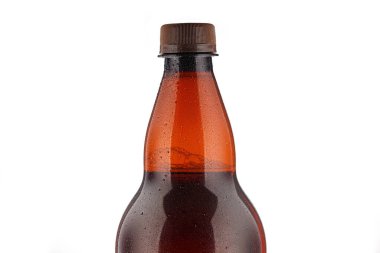 Beyaz arka planda plastik bira şişesi