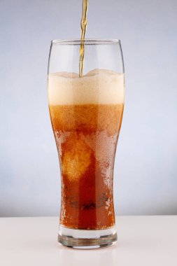Beyaz arka planda bir bardakta meşrubat.