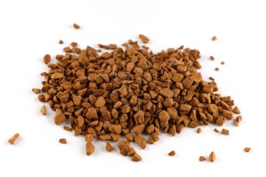 Beyaz arkaplanda hazır kahve taneleri