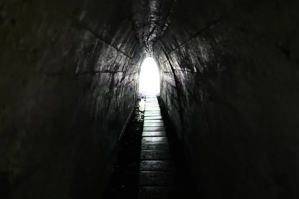 トンネルの端の光 狭い通路と出口 — ストック写真