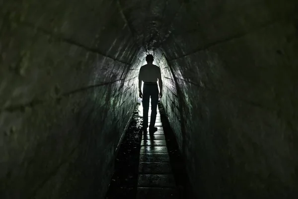 Tünelin Sonundaki Işık Dar Geçit Insan — Stok fotoğraf