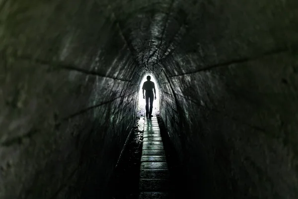 Karanlık Bir Tünelde Yoldan Geçen Yalnız Bir Adam Tünelin Sonunda — Stok fotoğraf