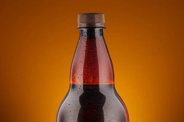 Пластиковая Бутылка Пива Красивом Фоне — стоковое фото
