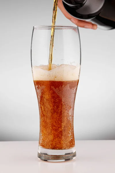 Copo Com Cerveja Castanha Clara Sobre Fundo Branco — Fotografia de Stock