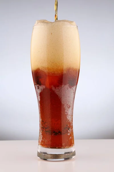 Glas Met Lichtbruin Bier Een Witte Achtergrond — Stockfoto